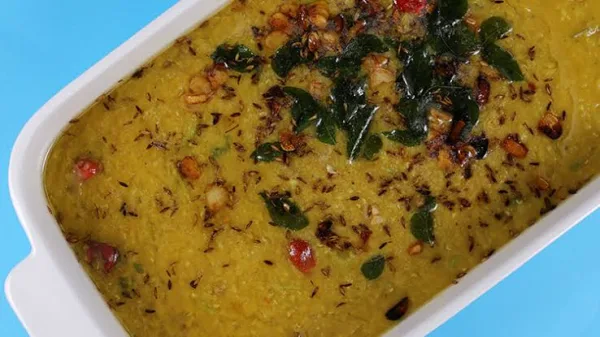 Overhead view of masoor daal with tarka